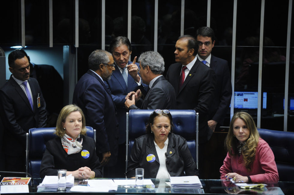 Eunício suspende sessão após ocupação no Senado