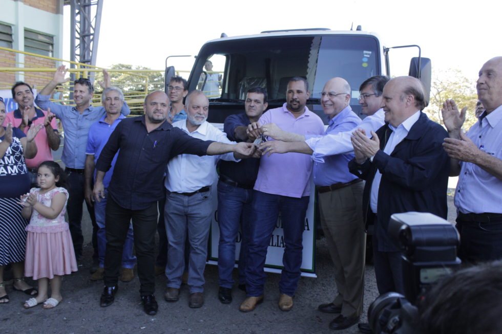 Secretário entrega caminhão à cooperativa de Marília