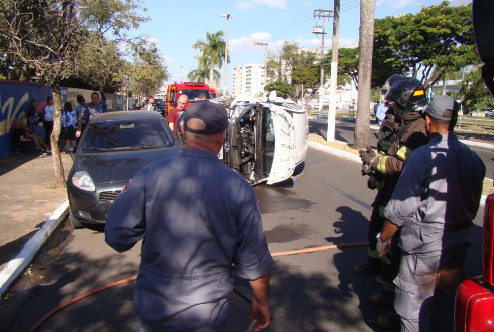 Carro tomba em acidente na Avenida das Esmeraldas