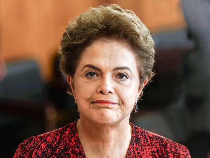 Dilma posta frase de Temer e cita ‘farsa das elites’