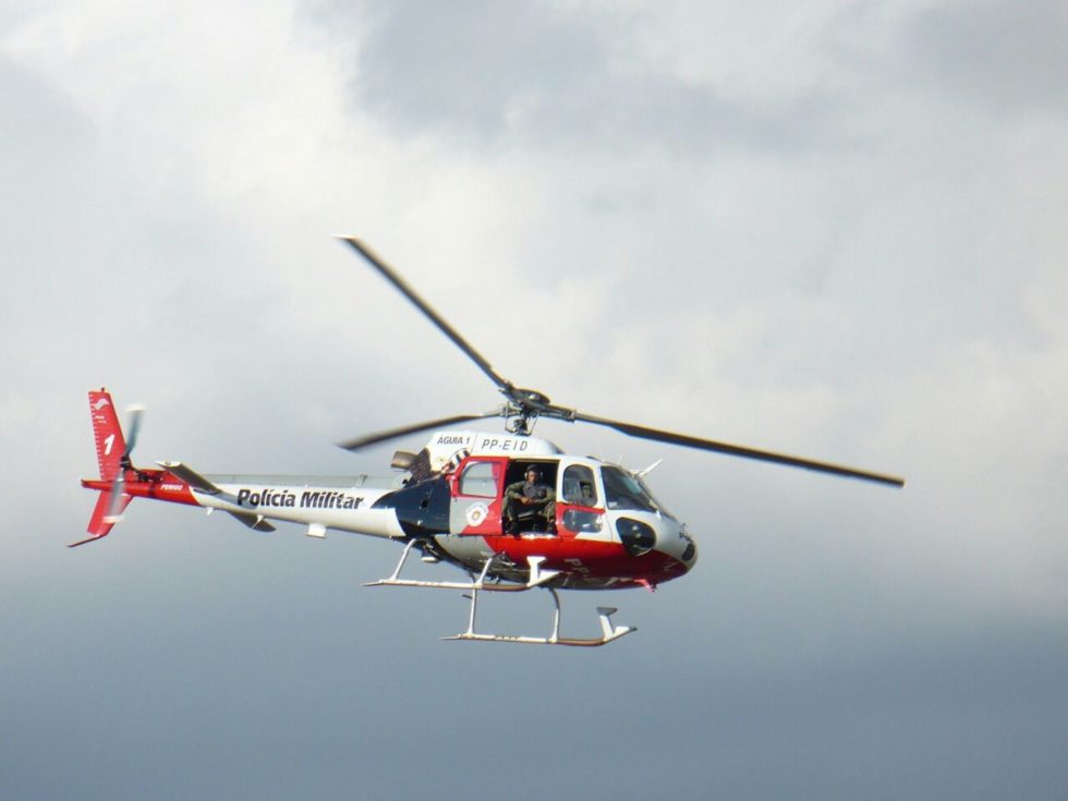 Polícia Militar caça criminosos com helicóptero