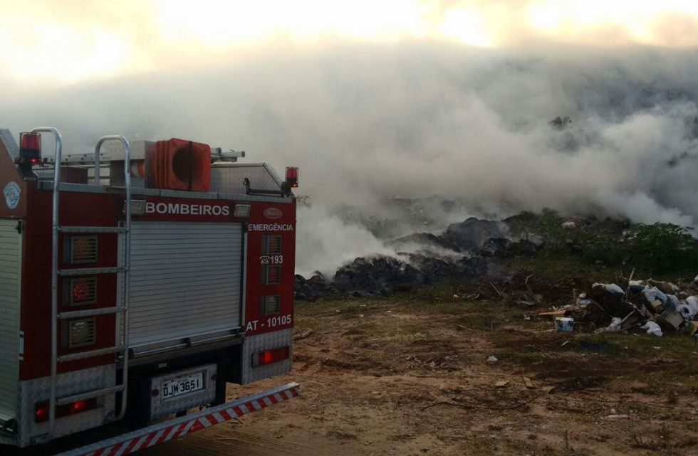 Incêndio atinge aterro sanitário na zona Oeste