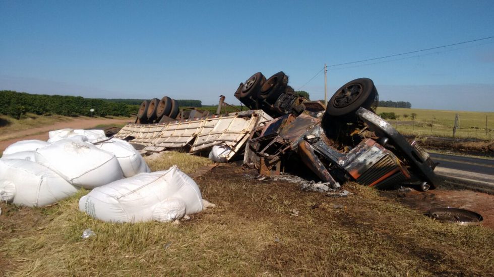 Caminhão tomba e pega fogo em rodovia de Garça