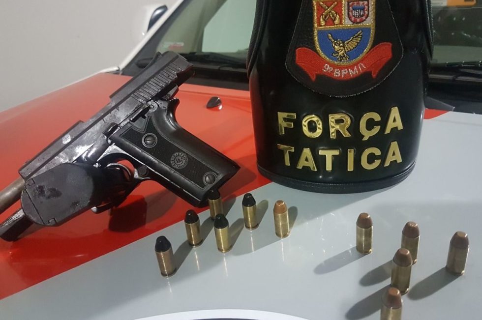 Jovem é detido pela PM com arma e carro furtado