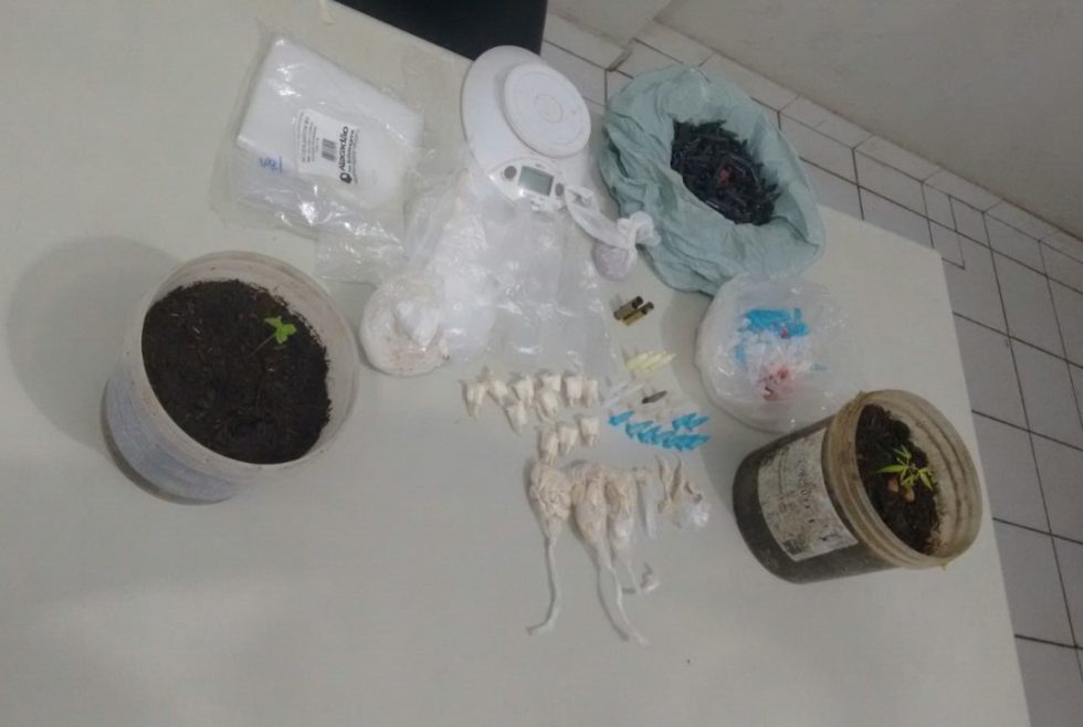 Rapaz é preso com droga, pés de maconha e balança