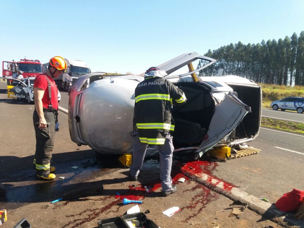 Mulher morre em grave acidente na rodovia SP-294