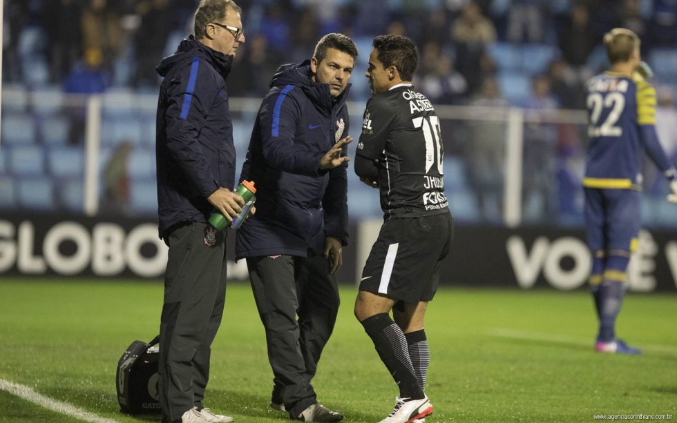 Jadson sofre fratura e desfalca Corinthians por um mês