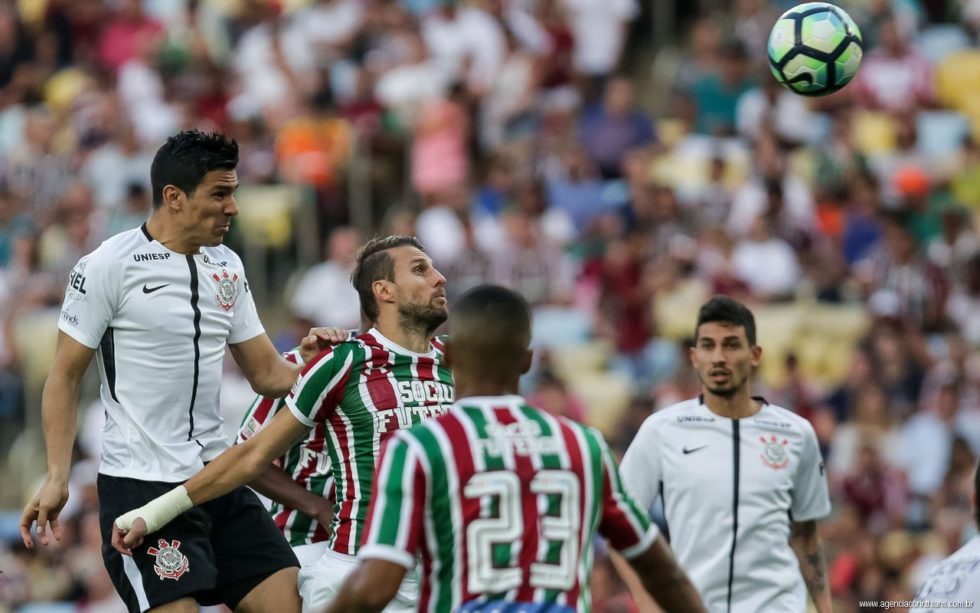 Corinthians se recupera de tropeços e vence no Maracanã