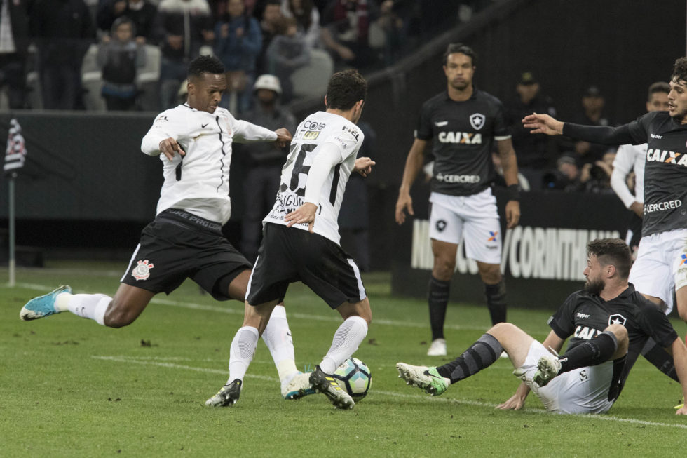 Timão vence Botafogo e abre sete pontos na liderança