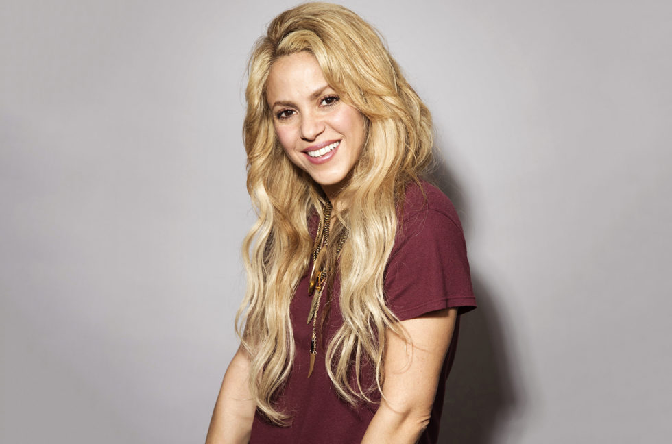 Cantora Shakira muda o visual e vira ruiva