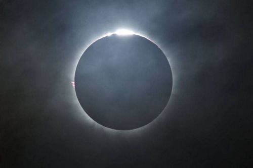 Detalhe inesperado aparece em foto do eclipse