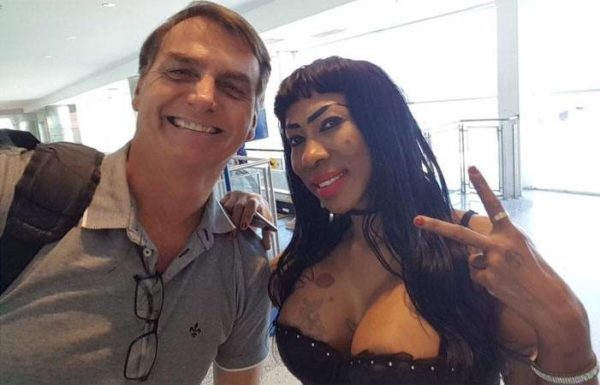 Inês Brasil aparece em foto com Bolsonaro