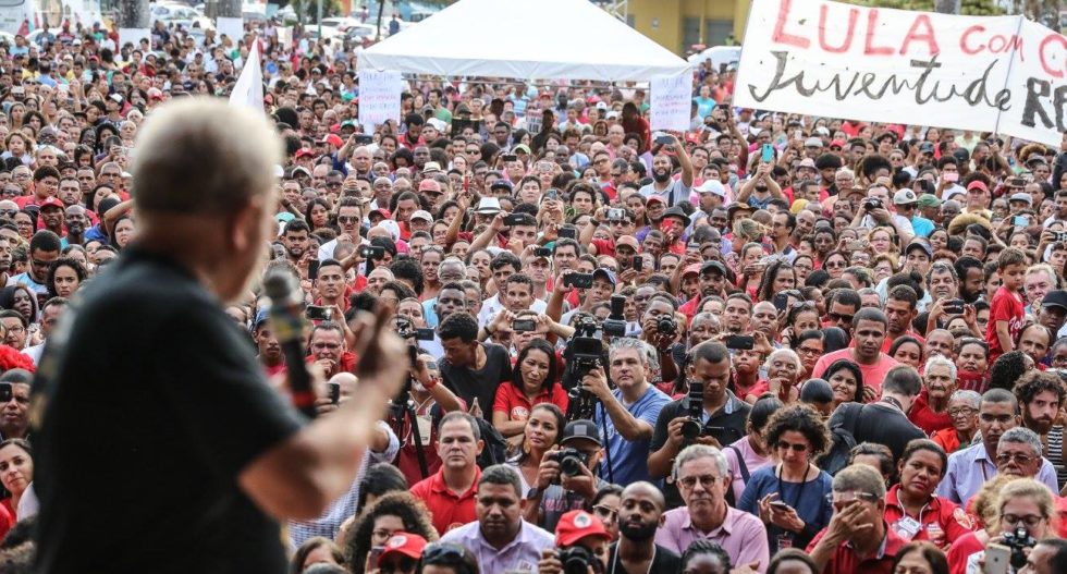 Crítico de ladrão deve entrar na política, diz Lula