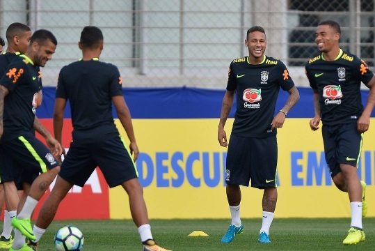 Seleção treinará completa nesta terça-feira