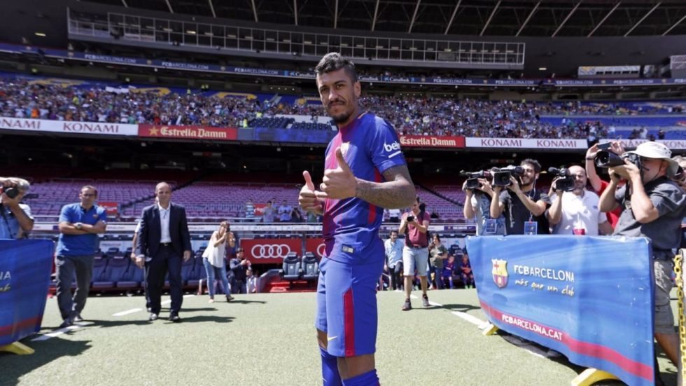 Paulinho é apresentado no Barcelona e comemora