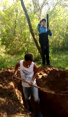 Jovens são obrigados a cavar própria cova antes de morte