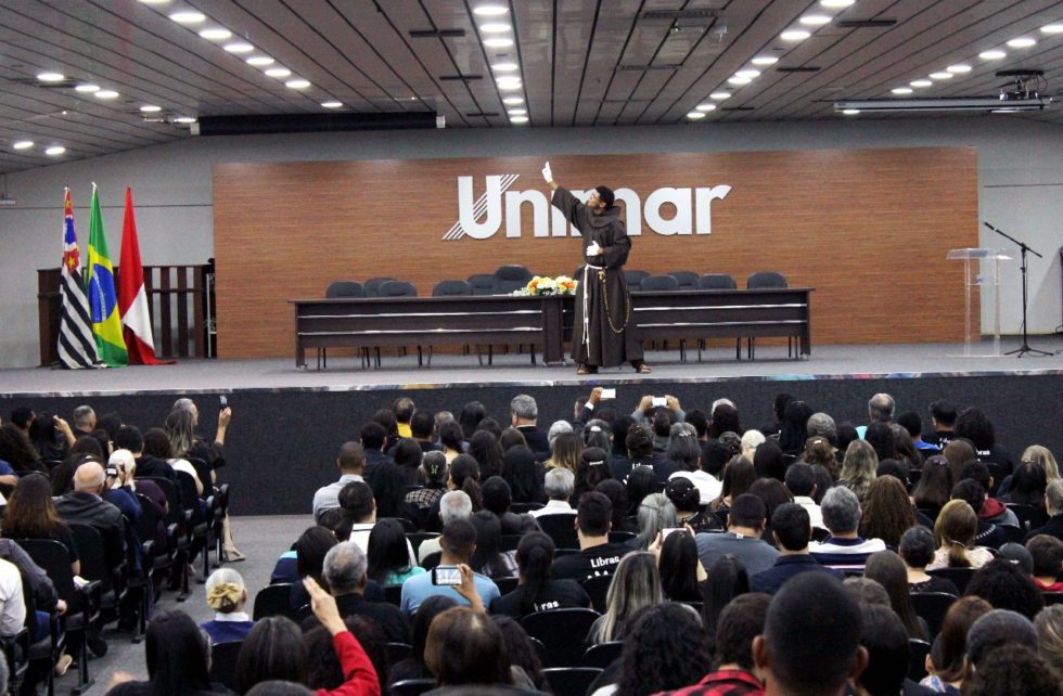 Unimar bate recorde em formatura de Libras