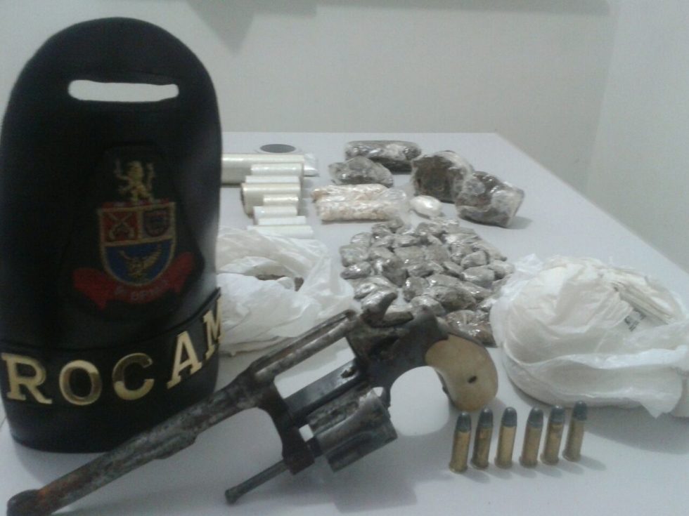 Rapaz é preso por tráfico e posse de arma