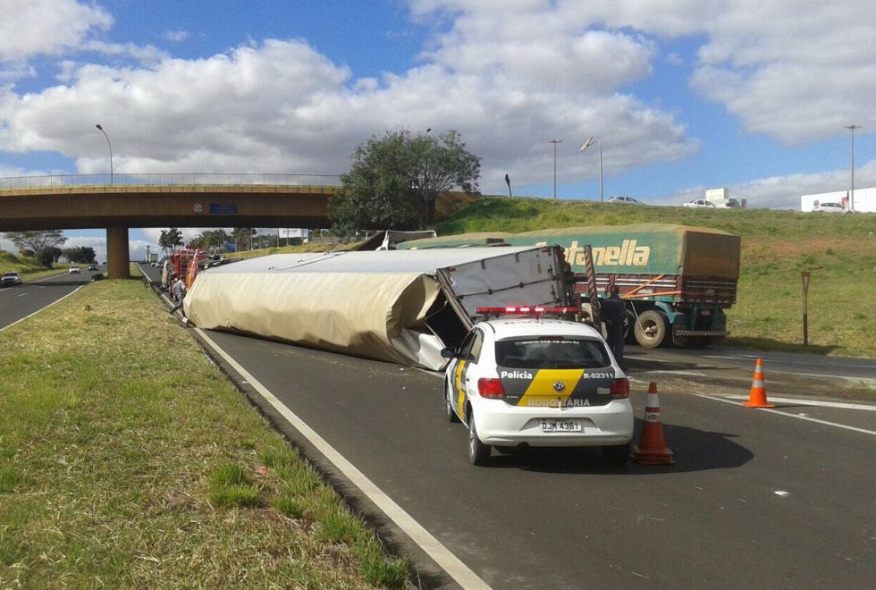 Caminhão tomba em ponto conhecido por acidentes