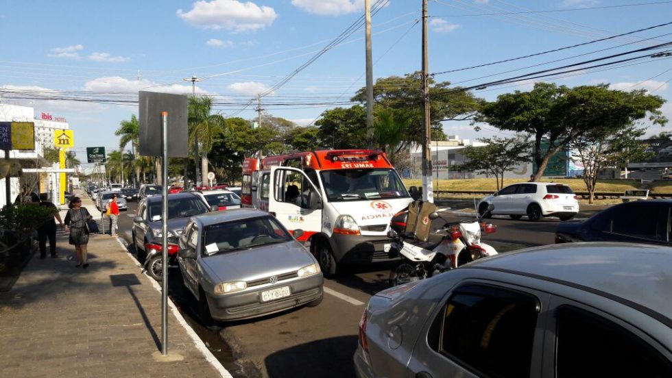 Motorista atropela idoso de bicicleta e foge