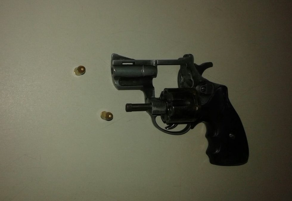 Homem aponta revolver para a própria mãe e é preso