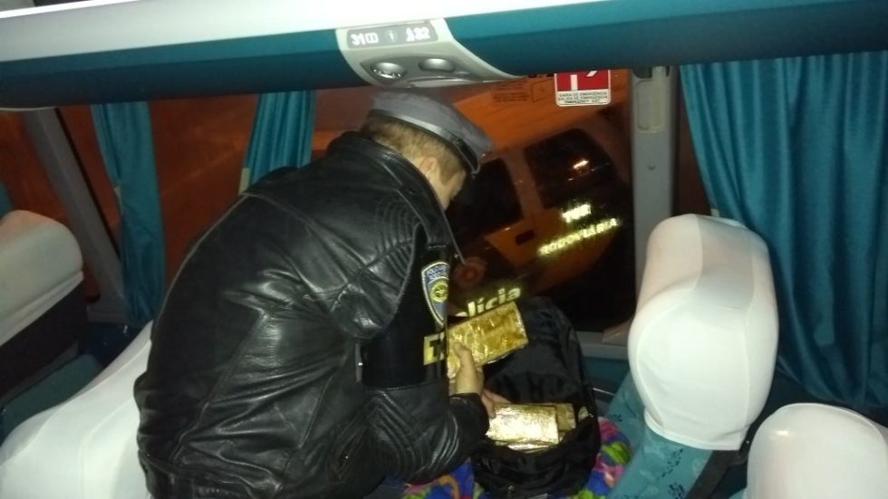 Moça é presa com 32 tabletes de maconha em ônibus