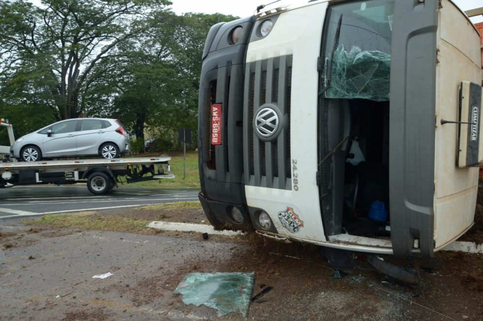 Caminhão tomba em alça de acesso para av. da Saudade