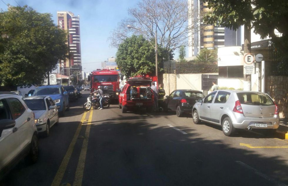 Bombeiros apagam fogo em prédio de luxo no Centro