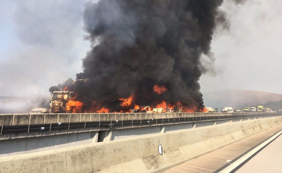 Engavetamento com mais de 30 carros mata dois