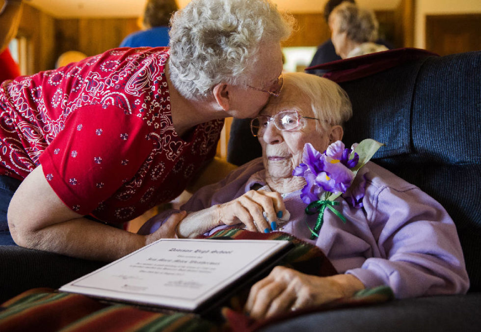 Mulher se forma aos 97 anos após ser expulsa por gravidez