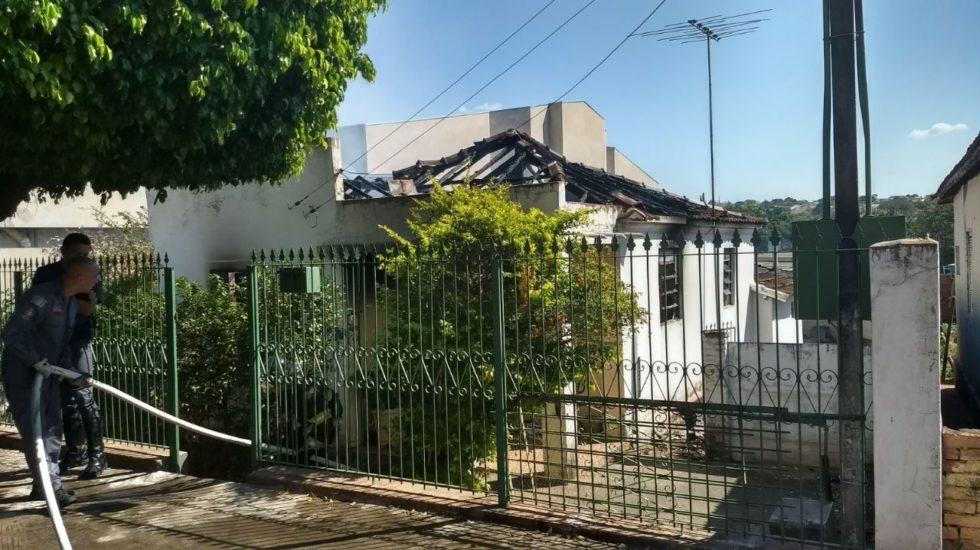 Homem morre carbonizado dentro de casa