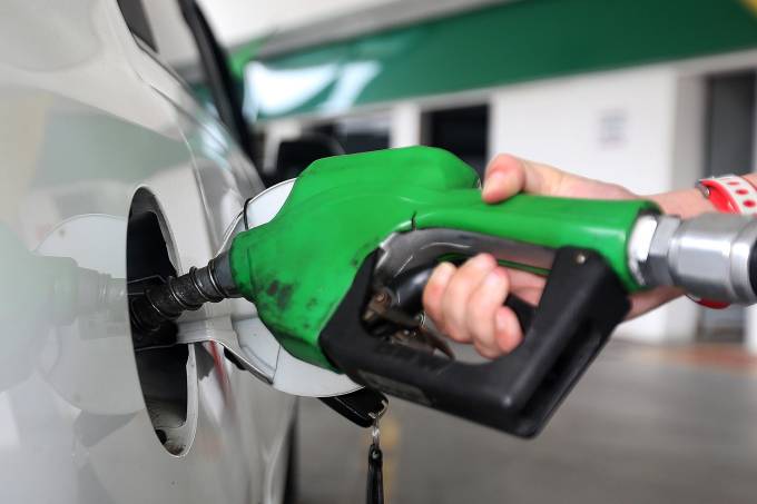 Petrobras reduz preço da gasolina e sobe diesel