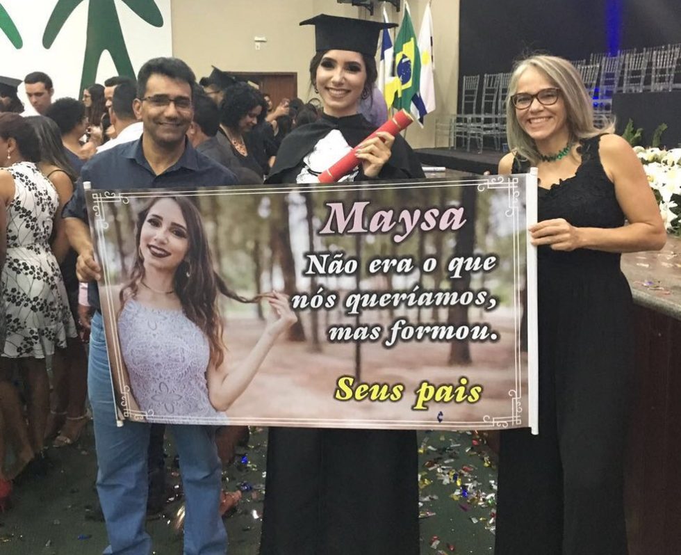 Pais viralizam ao levar faixa sincera a formatura