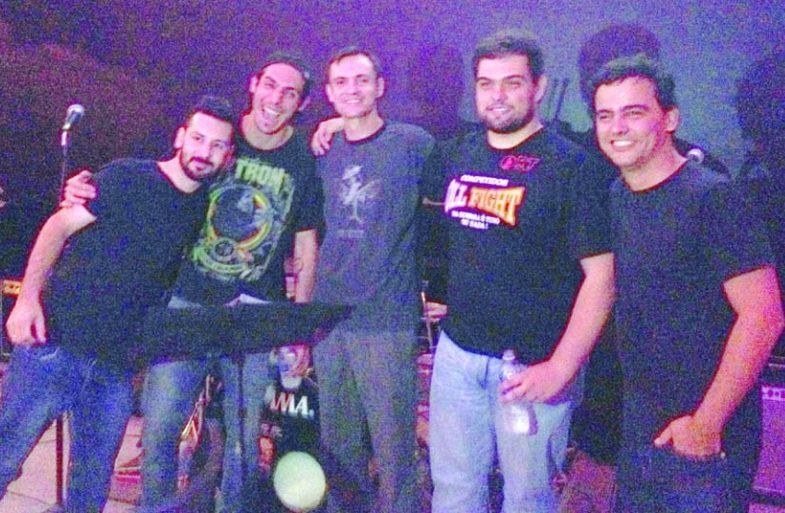 Evento homenageia o rock nacional com cover do Titãs