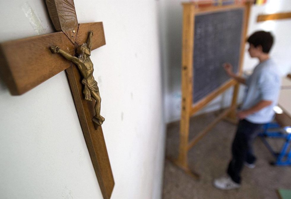 Escolas públicas podem ter aulas de religiões específicas