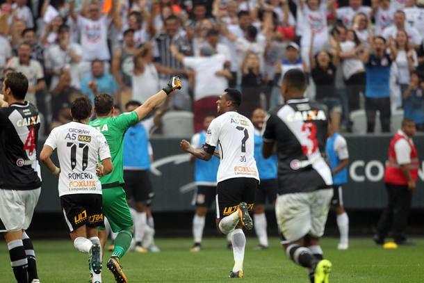 Com gol irregular, Corinthians volta a vencer