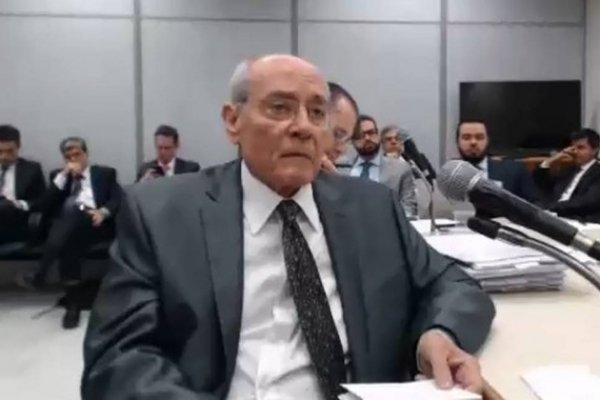 Empresário diz que assinou recibos de Lula de uma vez