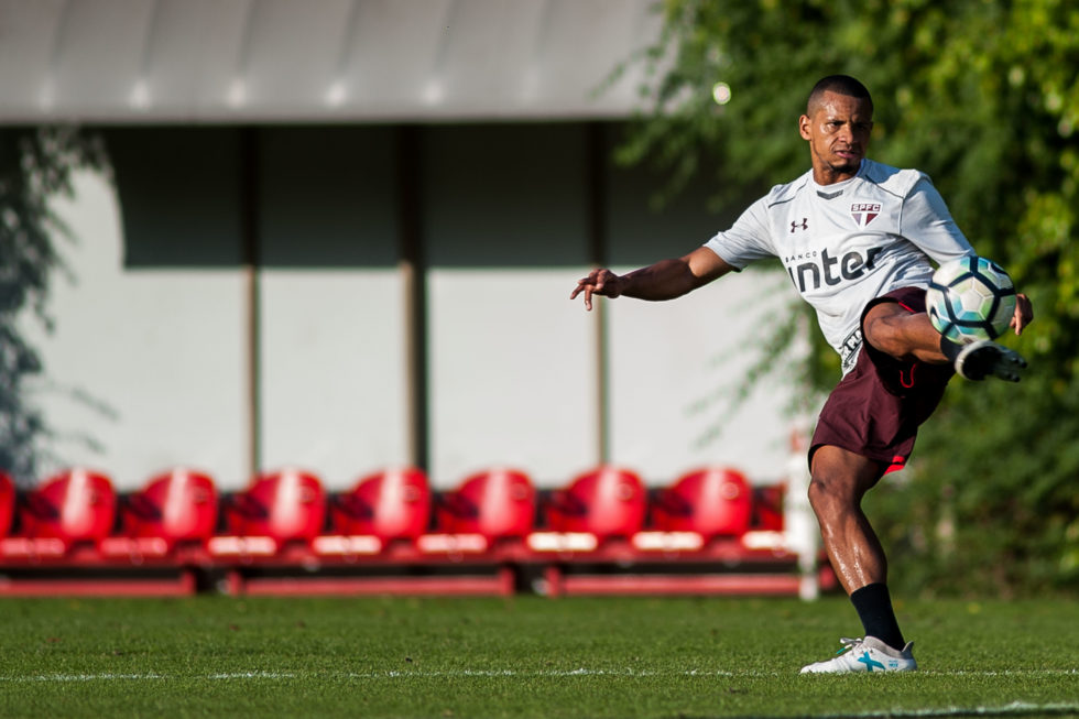 São Paulo faz 1º treino tático com Edimar de volta