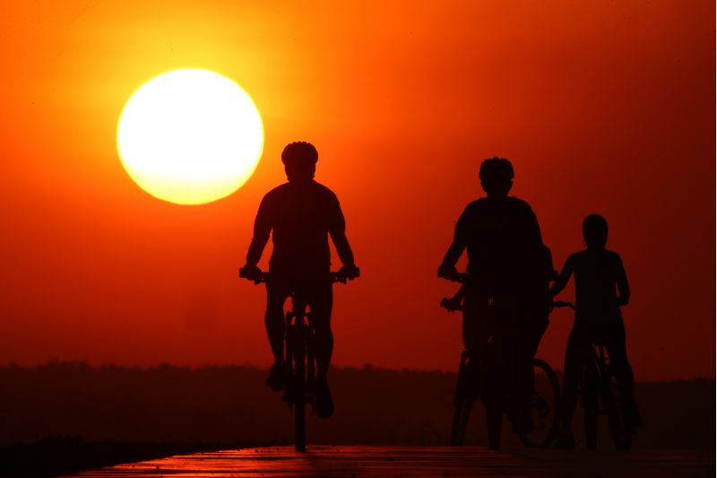 Internautas comemoram manutenção do horário de verão