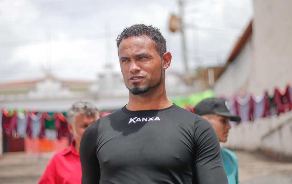 TJ de Minas Gerais diminui pena do goleiro Bruno