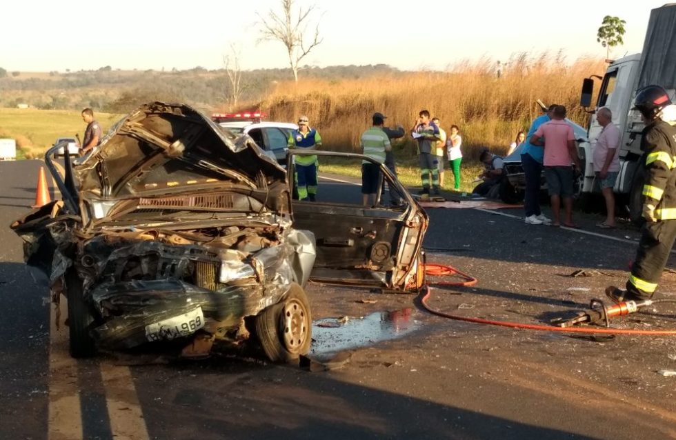 Grave acidente deixa dois mortos na rodovia SP-294