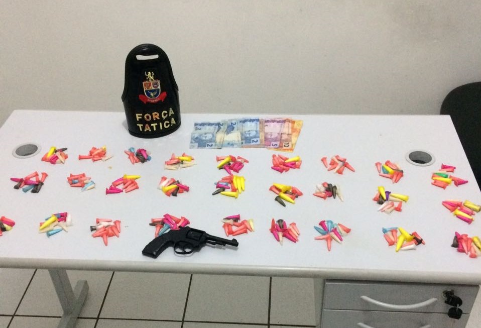 PM prende jovem com arma e droga na Vila Barros