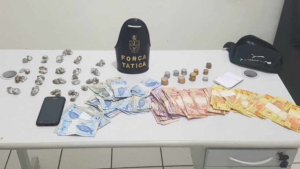 Adolescente é apreendido com droga e quase R$ 1 mil