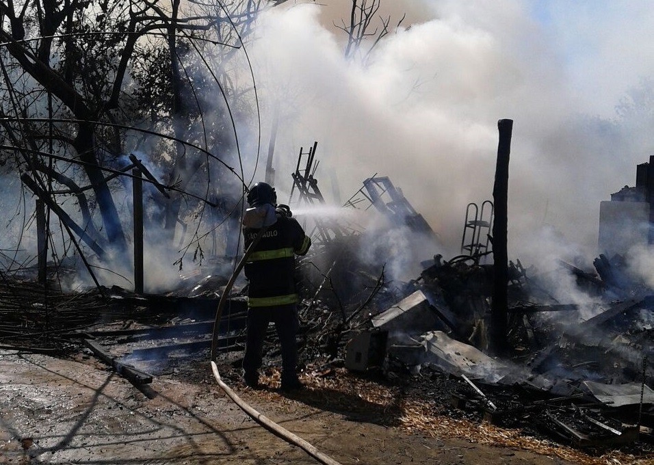 Casa de madeira e veículos são destruídos por fogo