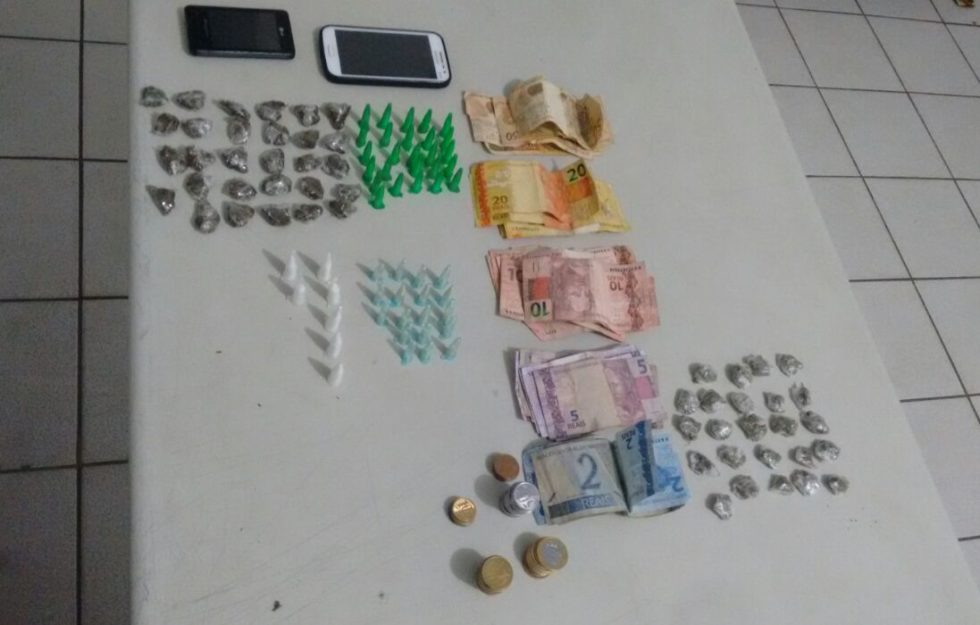 Adolescente é apreendido com droga e dinheiro