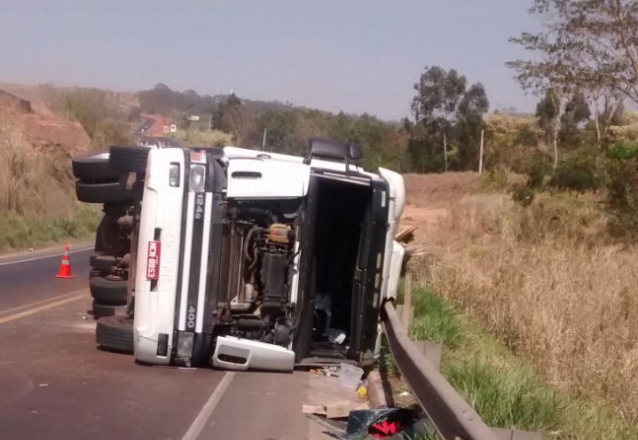 Carreta tomba e deixa idosa ferida na SP-333