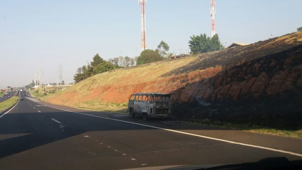 Incêndio destrói Kombi no meio de rodovia