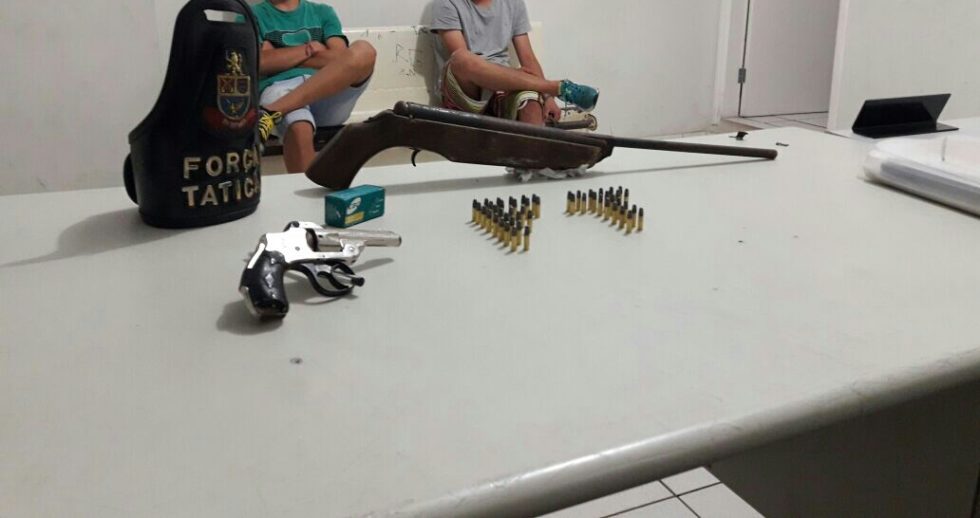 Adolescente posta foto com arma e é apreendido