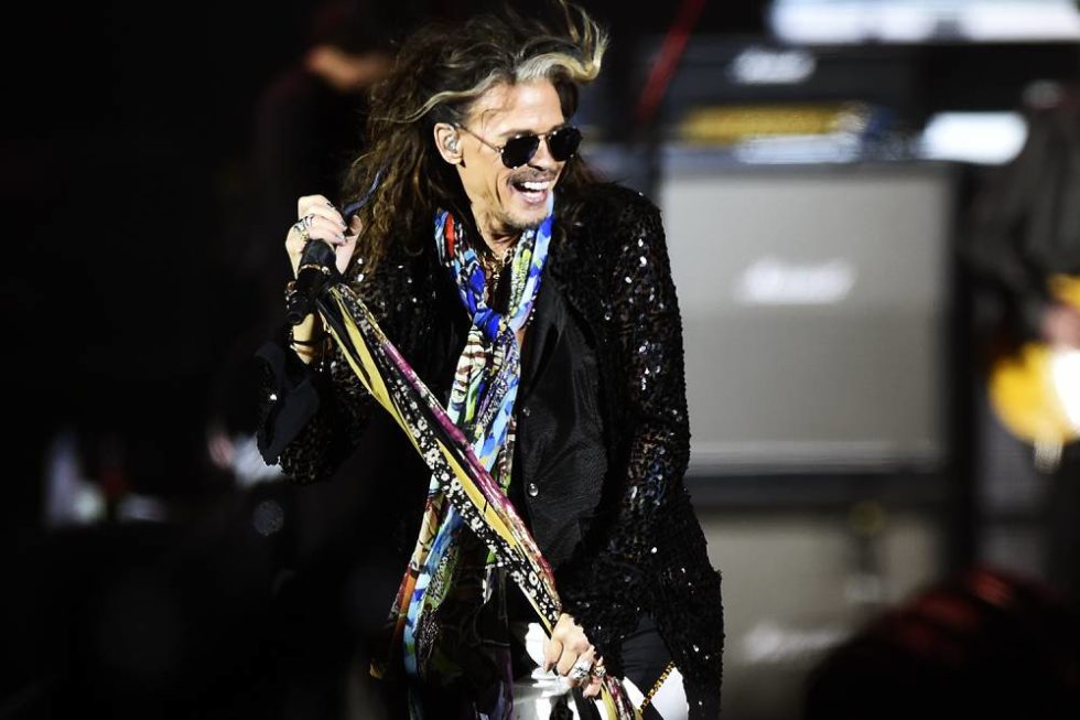 Vocalista do Aerosmith canta com artistas de rua no Rio