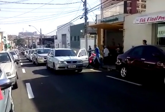 Homem agride violentamente mulher no Centro